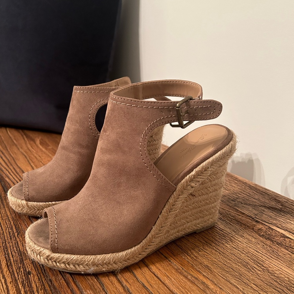 Universal Thread Goods co. Wedge heels
